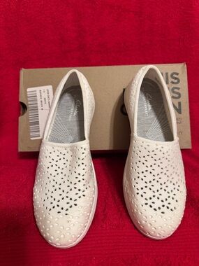 Clarks Sz 7. 5 M White Perforated Slip-On Shoes EUC 😊😊